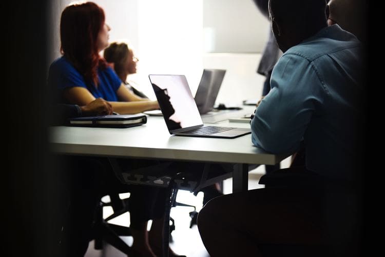 Une réunion type dans une entreprise holacratique.