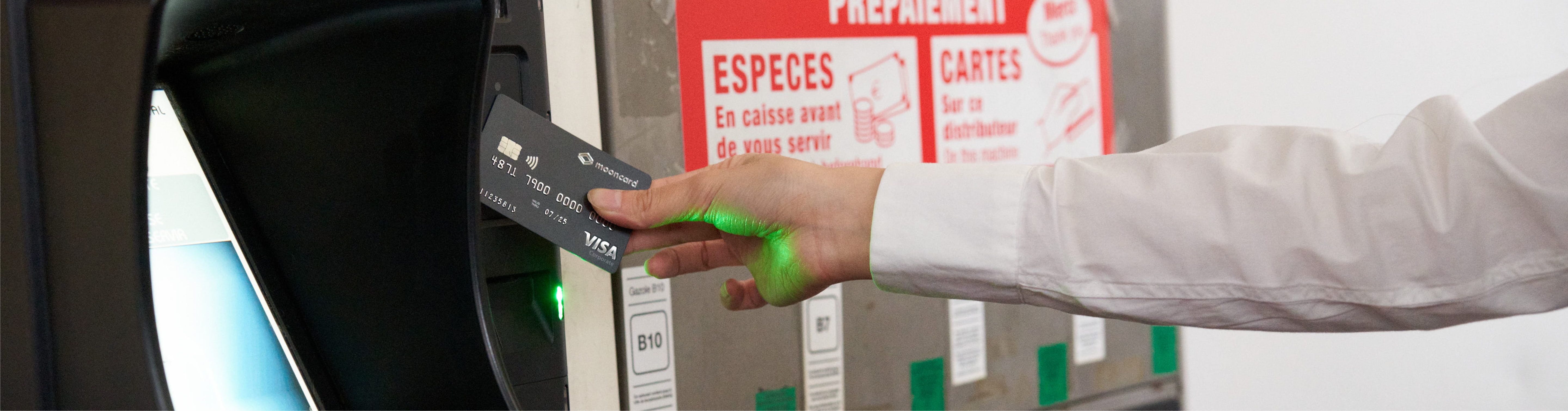 Paiement sans contact avec la carte Mooncard à la pompe d'une station-service