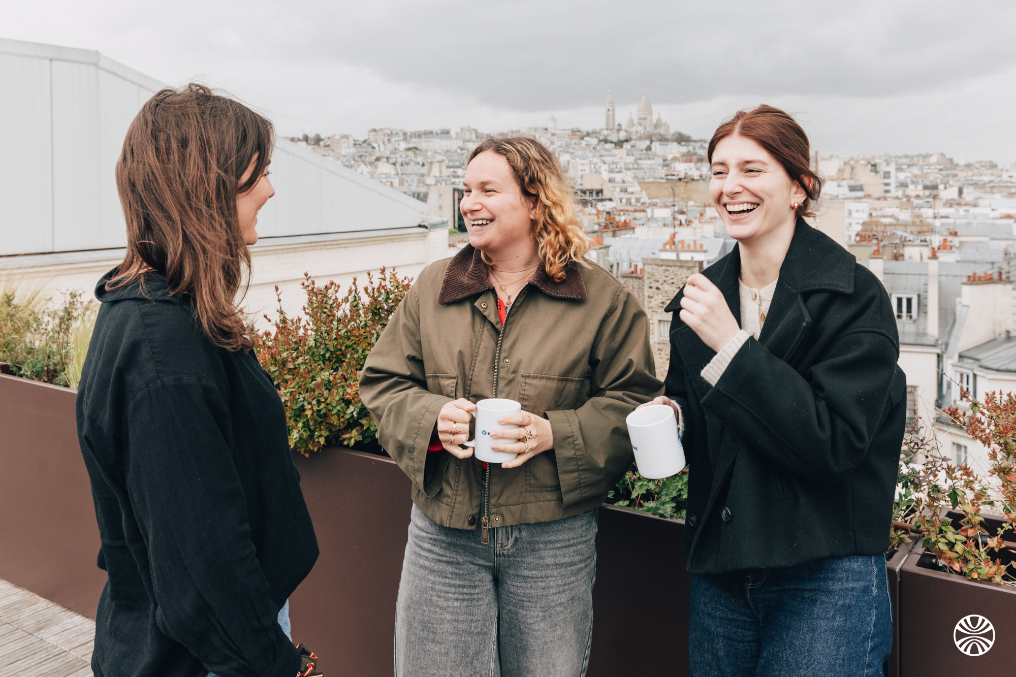 Trois collaboratrices Mooncard qui rient sur la terrasse