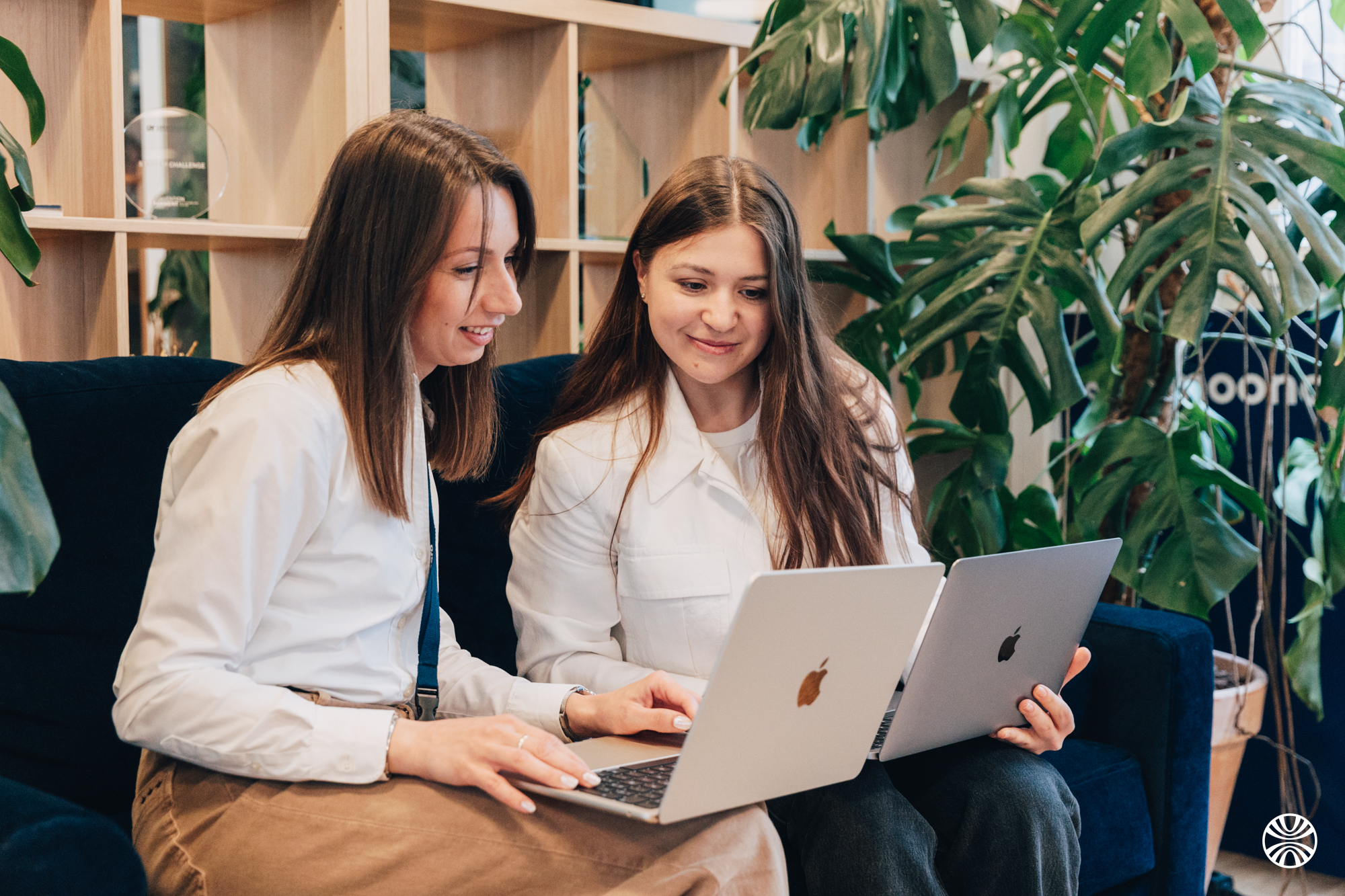 Deux collaboratrices Mooncard devant leurs ordinateurs portables