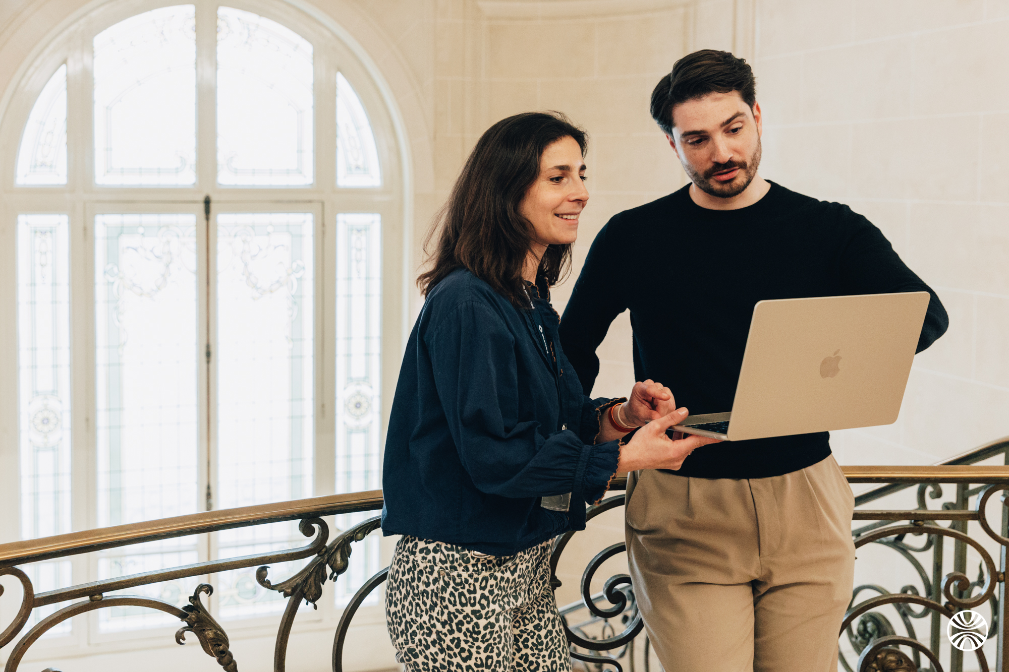 Deux collaborateurs Mooncard regardant ensemble un ordinateur portable